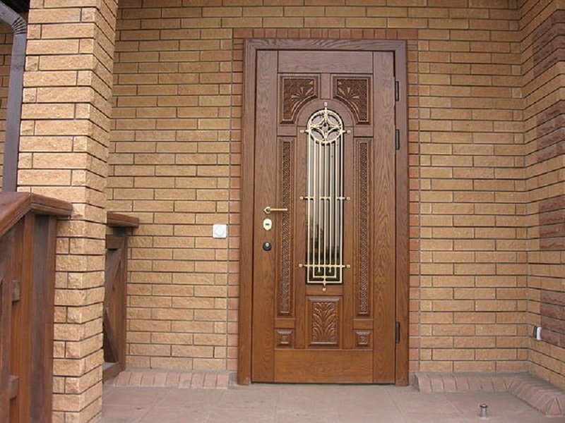 Современные двери в частном доме