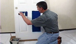 Чем покрасить деревянные двери в квартире