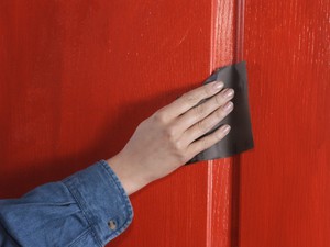 Покрасить дверь