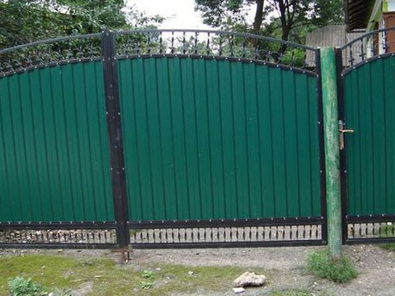 Кованые ворота с профнастилом