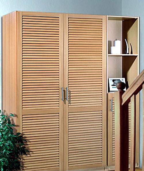 Жалюзийные деревянные двери для шкафов: особенности установки .