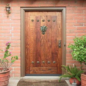 Деревянные двери для дачного дома