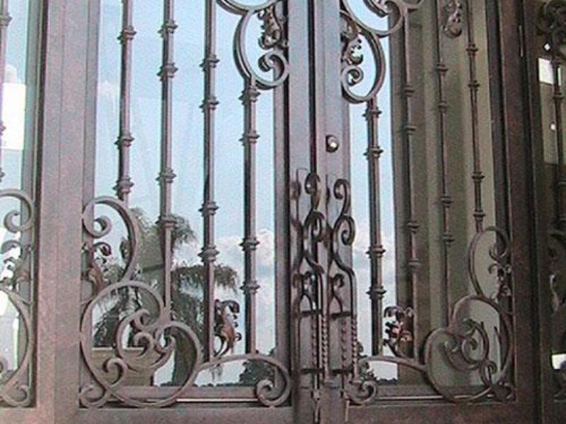Двери с красивыми коваными элементами