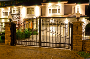 Стильные ворота для загородных домов
