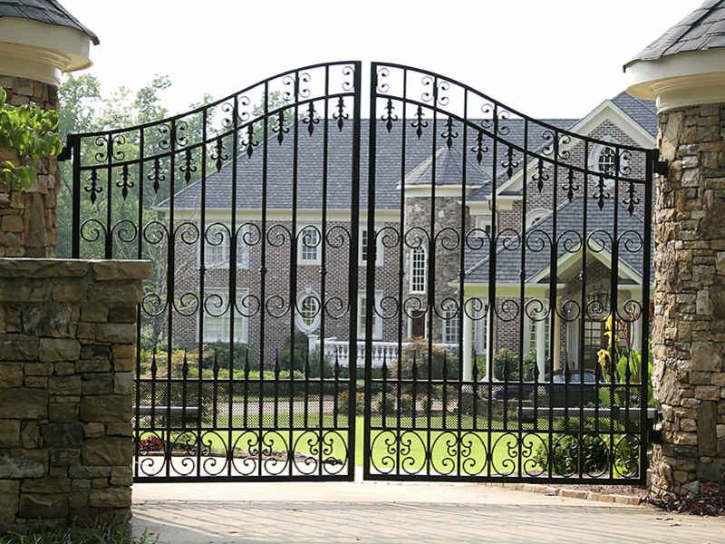 Кованные ворота для загородного дома