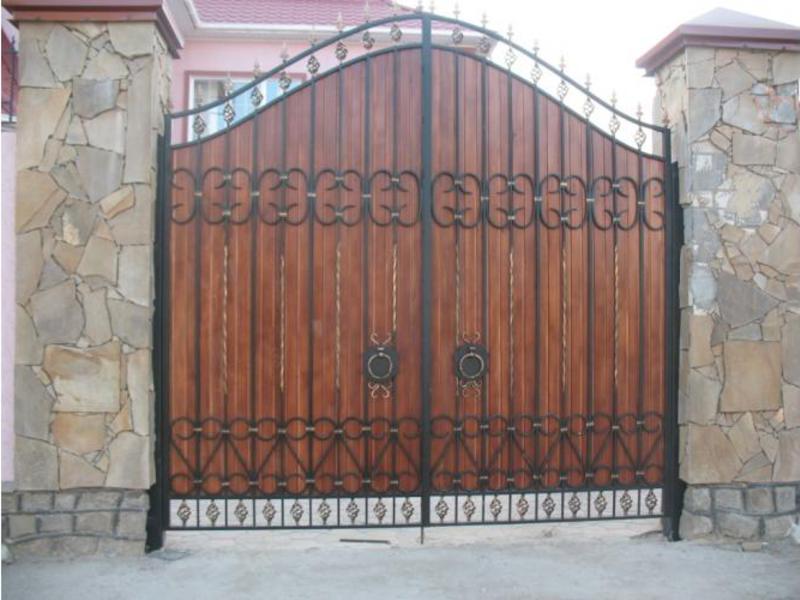 Элементы ковки на воротах