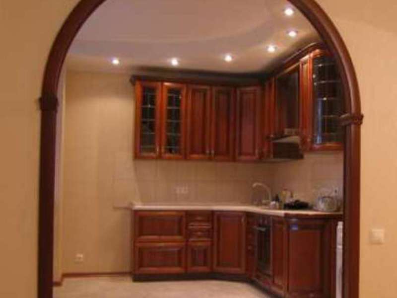 Кухонный проем отделан аркой