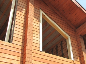 Окна в деревянных домах обязательно выполняют с использованием обсады.