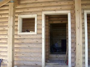 Проемы в деревянном доме - оконные и дверные - нуждаются в окосячке.