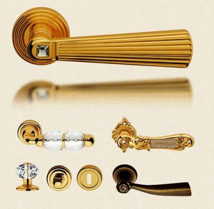 Ручки для входной двери изготавливают из разных сплавов, наиболее популярными являются латунь и нержавеющая сталь