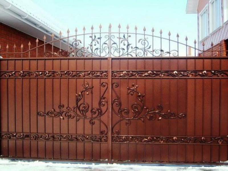 Кованные элементы на заборе и воротах