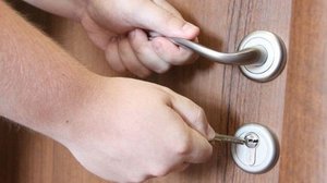 Как вытащить ключ с замка