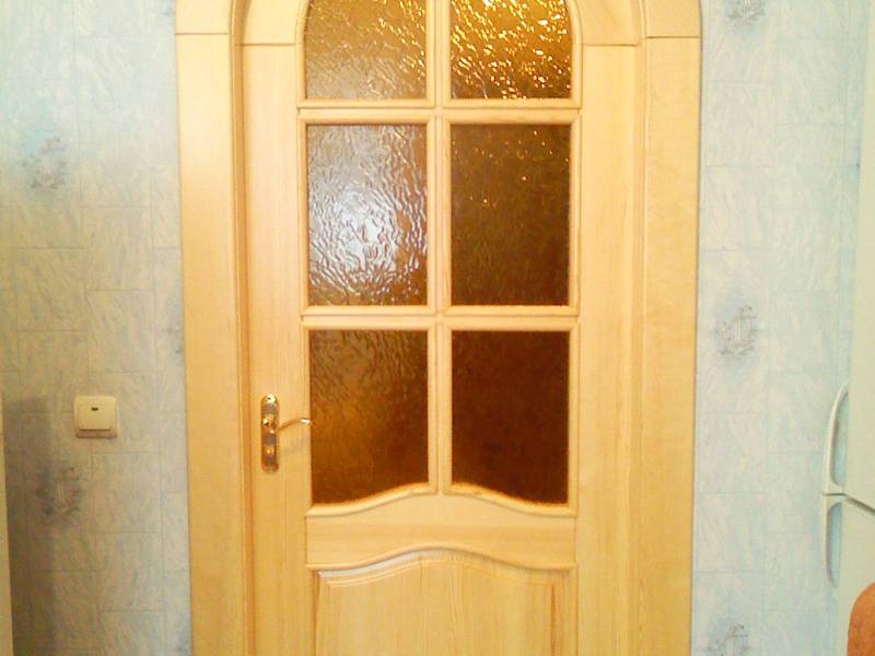 Остекленные сосновые двери