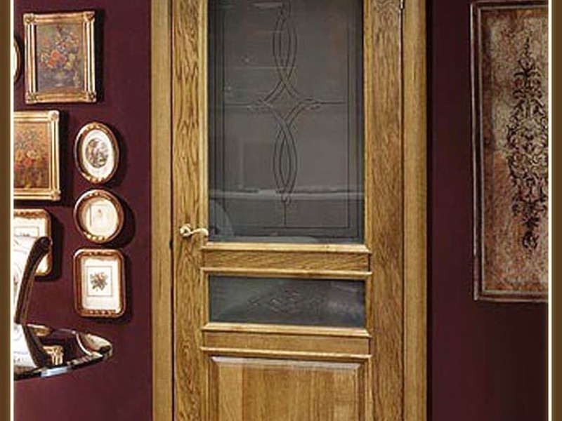 Дорогая деревянная дверь
