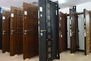 Разные варианты дизайна металлических дверей хорошо видно в выставочном зале магазина.