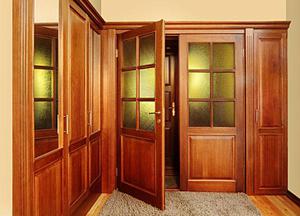 Деревянные двери из массива могут быть и межкомнатными, и входными.