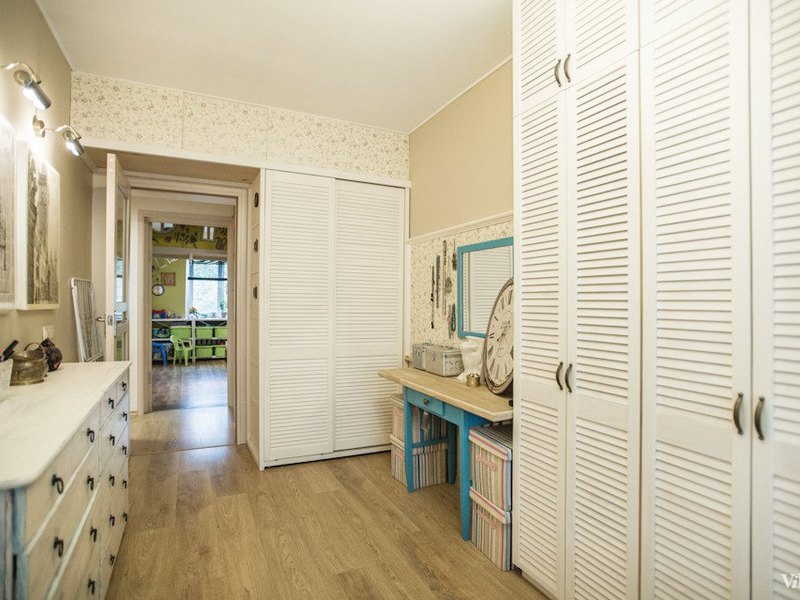 Кухонный шкаф может иметь обычные дверки или жалюзи.