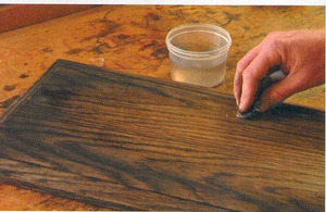 Обработка древесины для создания винтажных изделий начинается с искусственного состаривания.