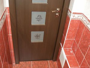 как установить дверь в туалете своими руками