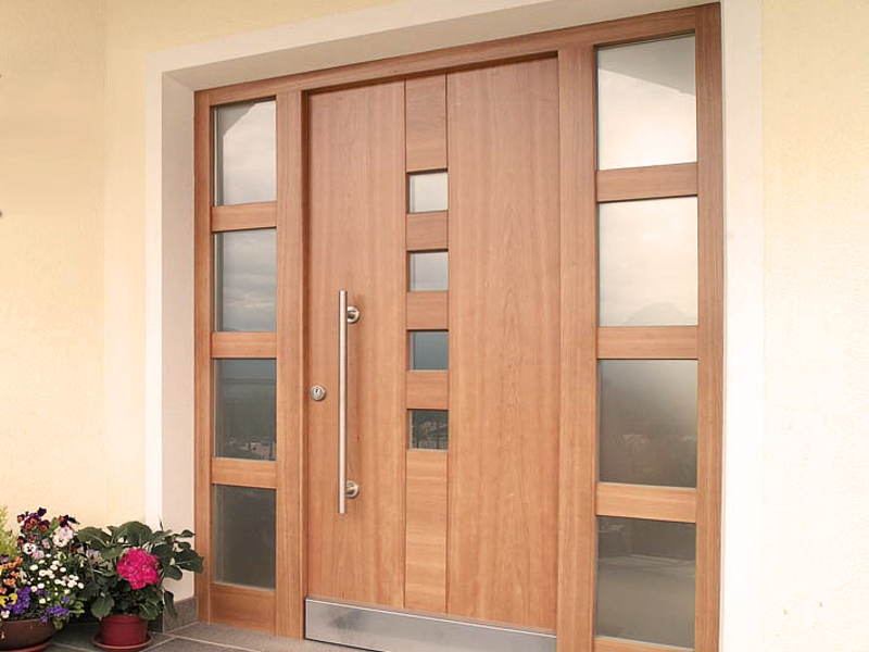 Современный вид деревянной двери