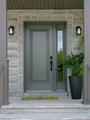 Входная дверь из металла серого цвета - решение строгое и универсальное.