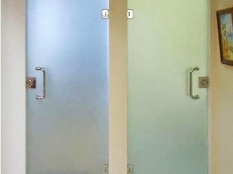 Двери в душевой комнате