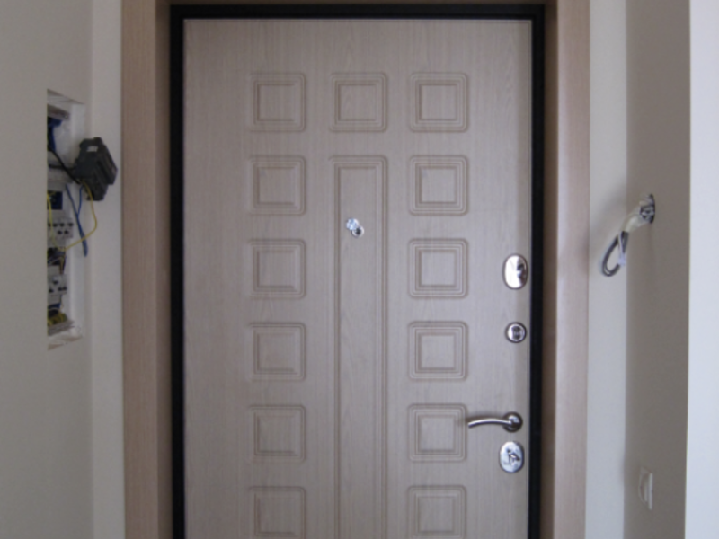 Какие материалы для отделки входных дверей можно назвать самыми оптимальными?